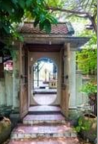 <p>Sheltered by a Thai-style roof that opens on to the central platform. A jar of water is placed at the bottom of the steps.</p>