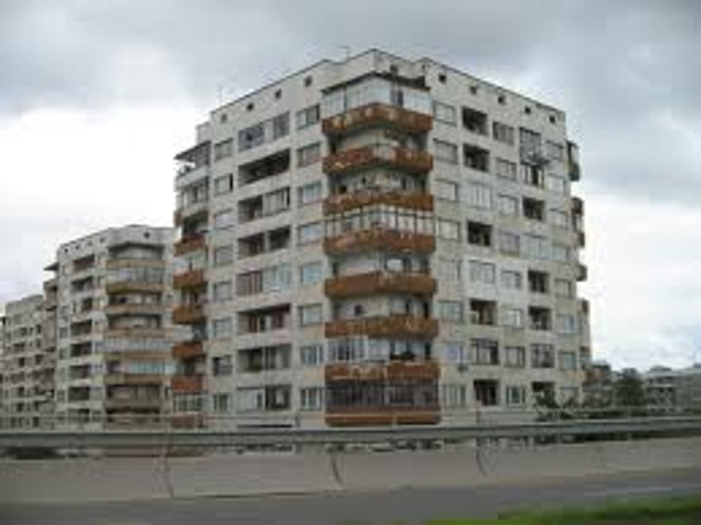 <p>n. dilapidated apartment, aging complex, vintage building, run-down block &gt;&lt; new apartment, modern complex Tòa nhà chung cư cũ The old apartment building needed a lot of repairs. /əʊld əˈpɑːrtmənt ˈbɪldɪŋ/</p>