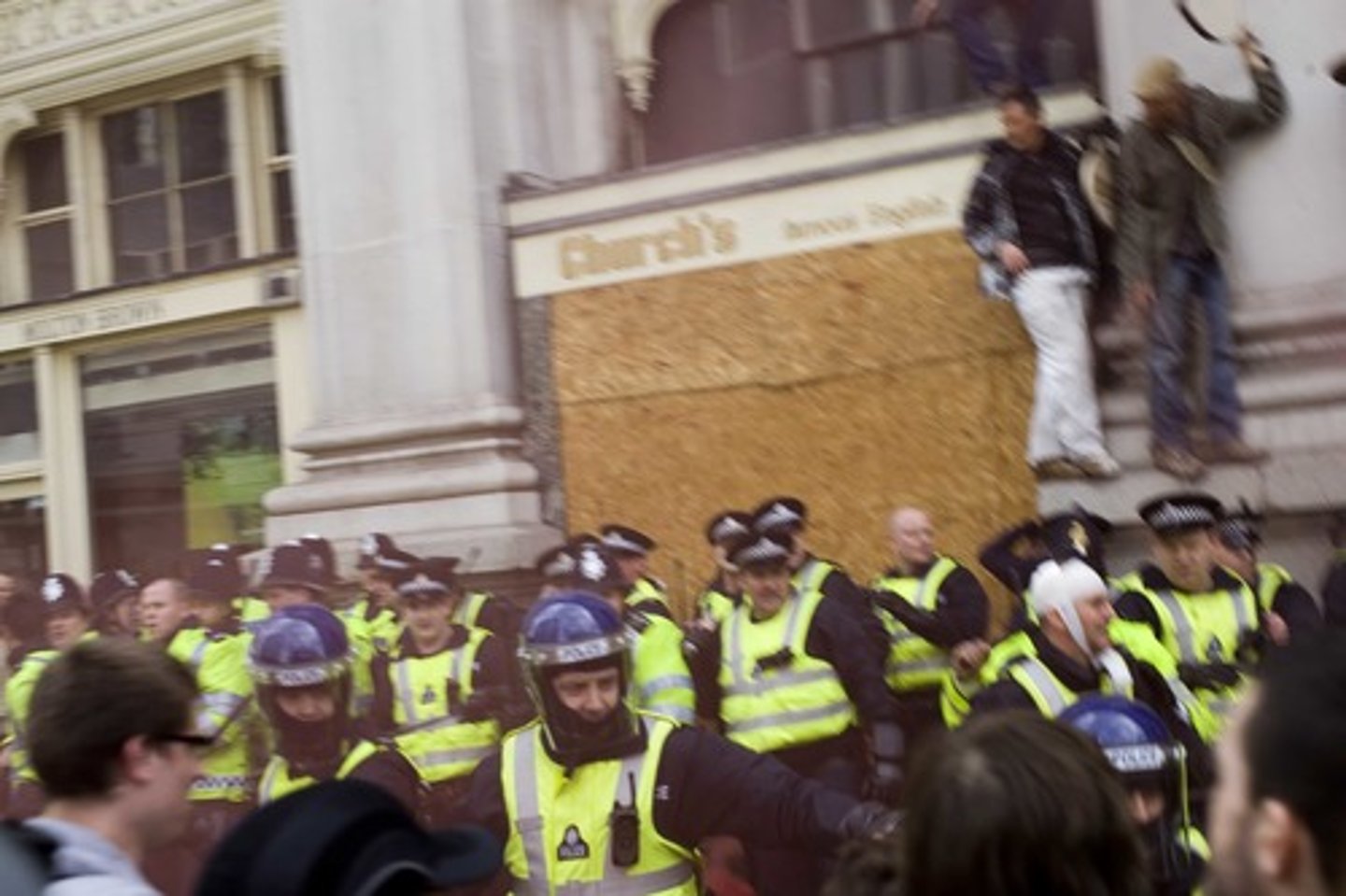 <p>(phrase) phạt tù vì gây náo loạn</p><p>Ex: Last year in the UK, many people were given a prison sentence for rioting, and hopefully this punishment will deter them from similar behaviour in future.</p>