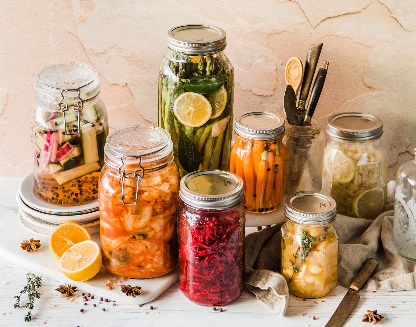 mariner, to pickle = Hacer que ciertos frutos o legumbres tomen el sabor del vinagre y se conserven mucho tiempo teniéndolos en este líquido.