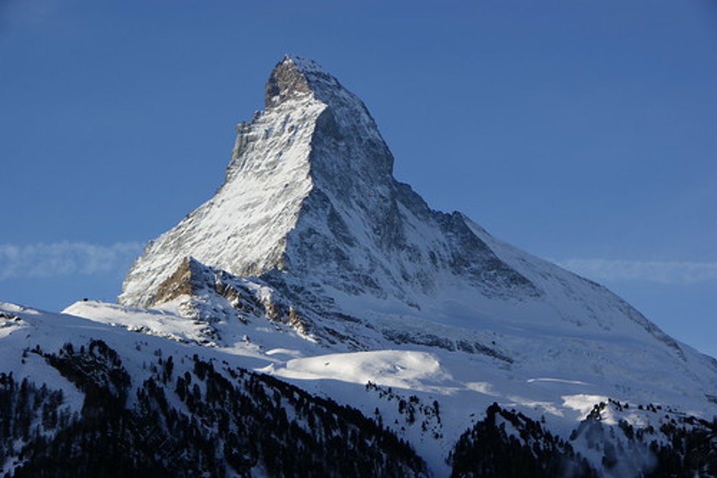 <p>A pointed mountain peak with at least three sides.</p>