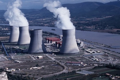 <p>l&apos;usine qui utilise l&apos;énergie nucléaire pour produire de l&apos;électricité</p>