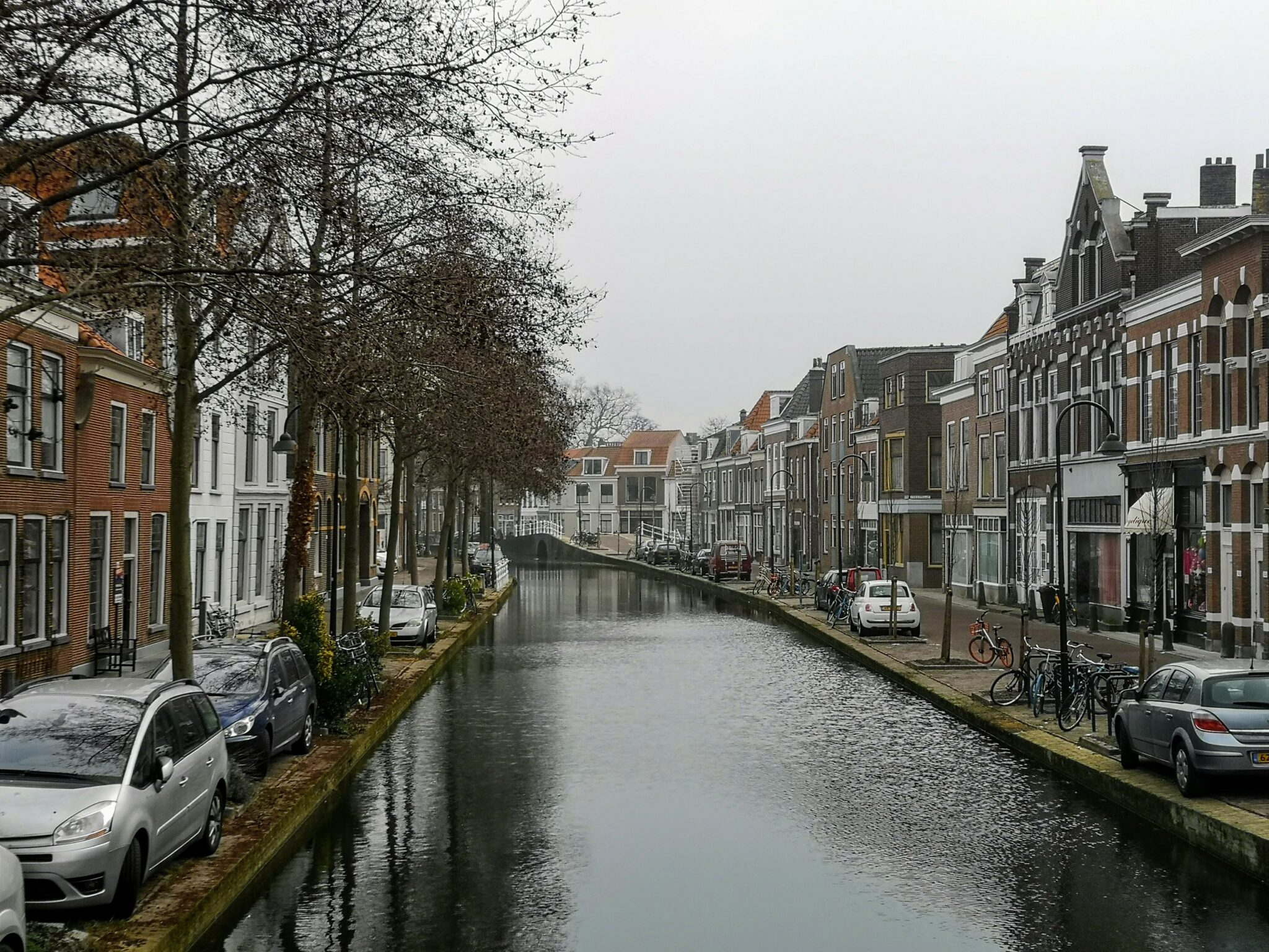 <p>le canal, le fossé </p>