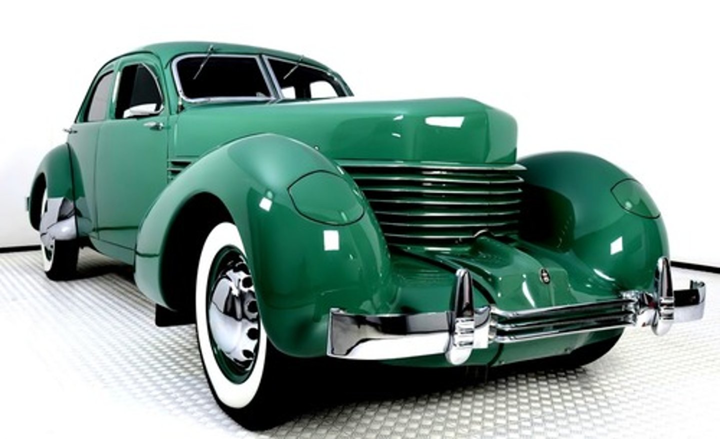 <p>no hood ornament<br>wrap around grill<br>pontoon fenders- bubble-like over wheels as if it is moving quickly- streamlining<br>retractable headlights<br>coffin nosed car, tapered nose</p>