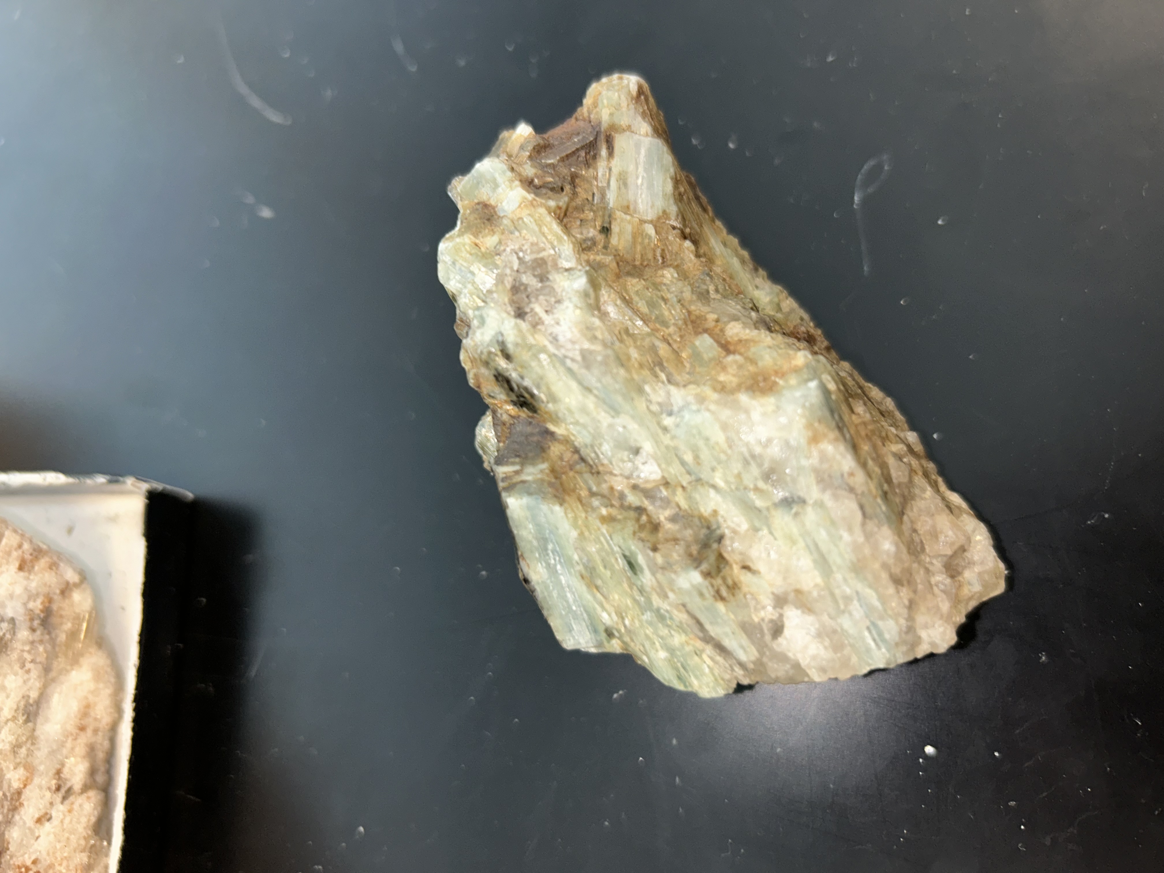 <p>1.color: usually blue (but variable)</p><p>2.bladed</p><ol><li><p>﻿﻿vitreous to pearly</p></li><li><p>﻿﻿﻿hardness variable depending upon axis</p></li></ol><p>(4.5-7)</p><ol><li><p>﻿﻿﻿white streak</p></li><li><p>﻿﻿associated with aluminium rich metamorphic rocks (esp. blueschists)</p></li></ol>