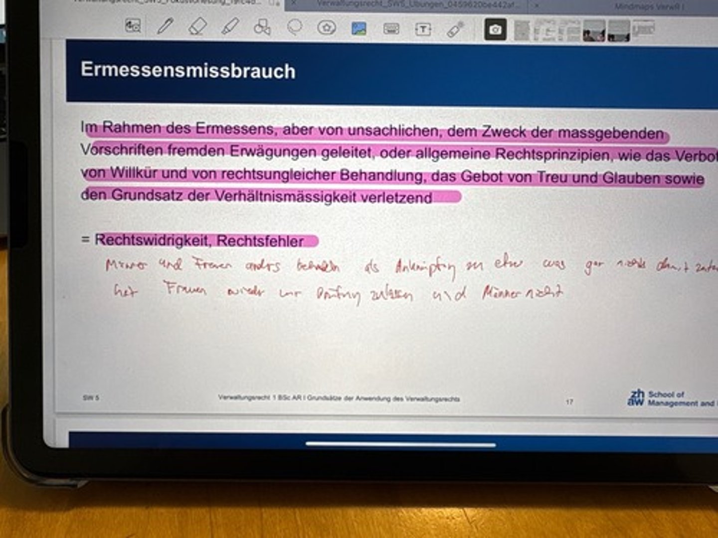 <p>Im Rahmen des Ermessens, aber von unsachlichen, dem Zweck der massgebenden Vorschriften fremden Erwägungen geleitet, oder allgemeine Rechtsprinzipien, wie das Verbot von Willkür und von rechtsungleicher Behandlung, das Gebot von Treu und Glauben sowie den Grundsatz der Verhältnismässigkeit verletzend.</p><p>= Rechtswidrigkeit, Rechtsfehler</p><p>Beispiel:</p><p>Wenn man auf unsachliche Kriterien abstellt.</p><p>Wenn ich die Höhe einer Gebühr von der Sympathie abhängig mache.</p>