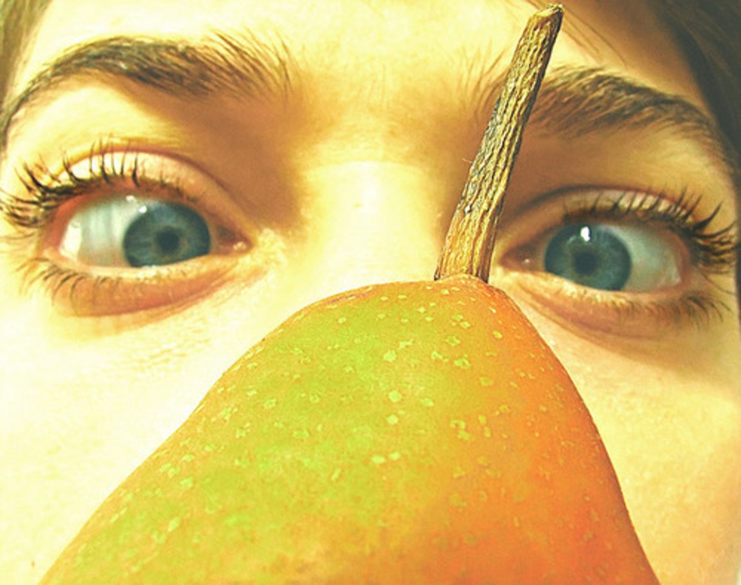 <p>nhìn chăm chú vào</p>