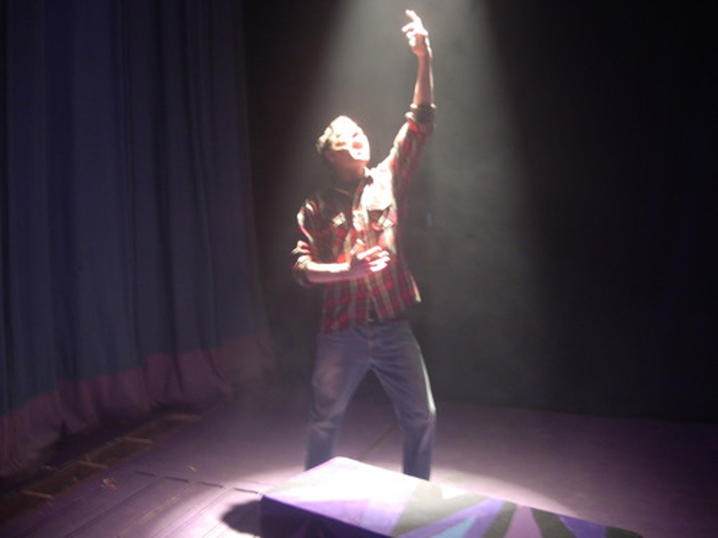 <p>art and technique of staging a theatrical work / arte y técnica de poner en escena una obra teatral</p>