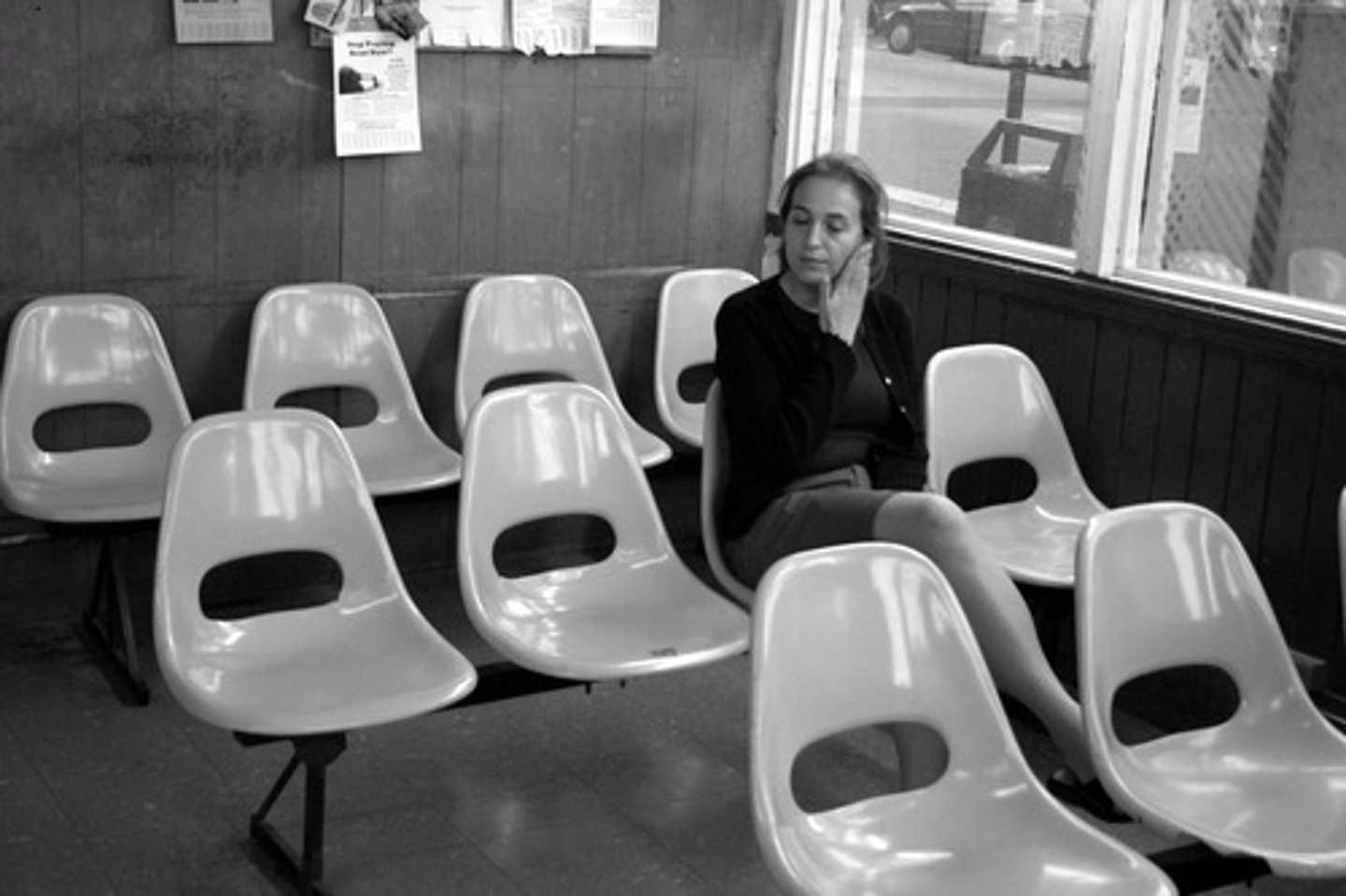 <p>to wait / hope</p>