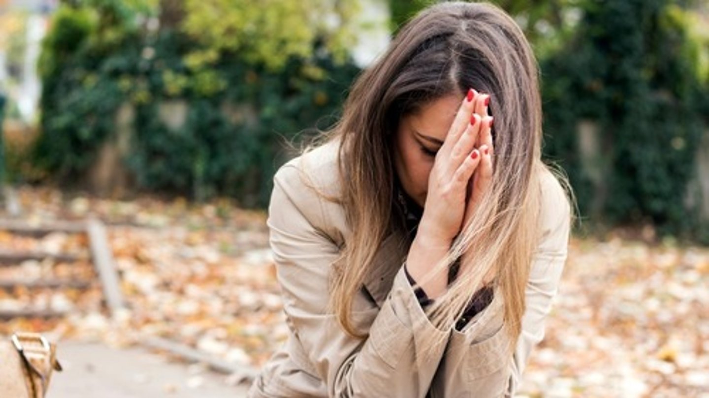 <p>tuyệt vọng</p><p>eg: They were desperate for a cure to the disease. (Họ đã tuyệt vọng tìm kiếm một phương thuốc chữa trị căn bệnh này.)</p>