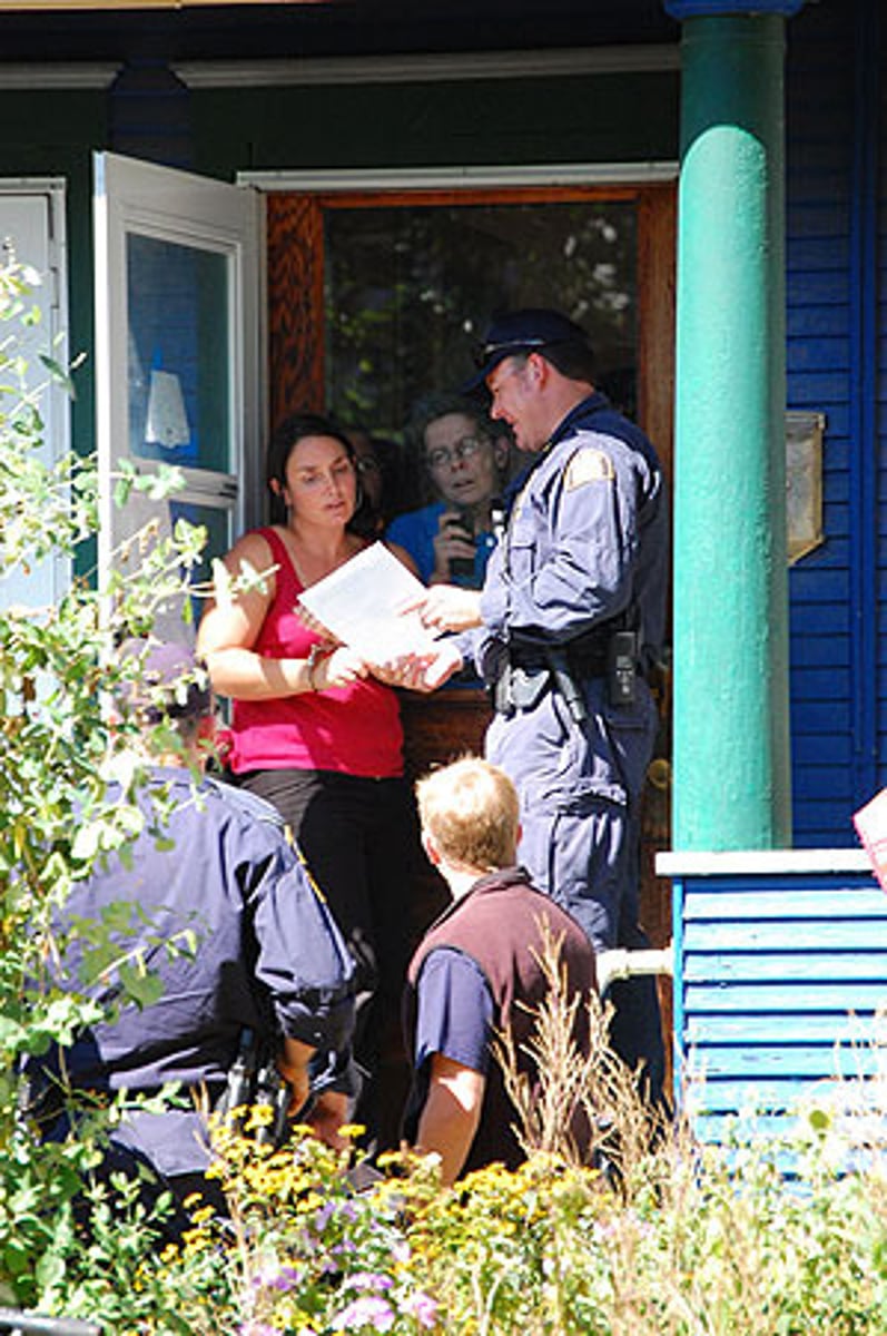 <p>an official document that gives police officers the authority to search a building for stolen property, illegal goods, or information that might help to solve a crime</p><p>~ <strong><em>Lệnh khám xét</em></strong></p><ul><li><p><em>Officers armed with a s_________ w__________ entered the flat.</em></p></li></ul><p></p>