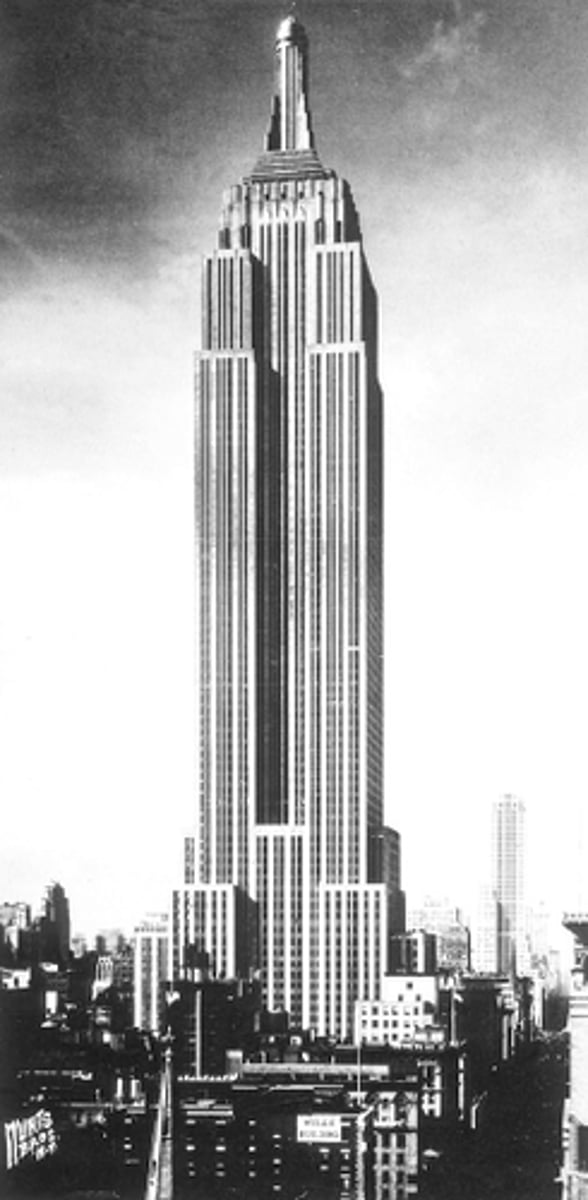 <p>Construction du Empire State Building (dernier gratte-ciel de sa période, 381m)</p>
