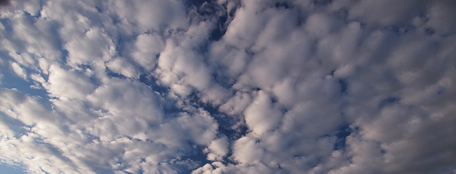 <p>Banco o manto o capa de nubes grises o blanquecinas, o ambos colores a la vez, que tienen casi siempre partes oscuras, compuestas de losas, guijarros, etc. De aspecto no fibroso (salvo el caso “virga”), soldados o no.</p>