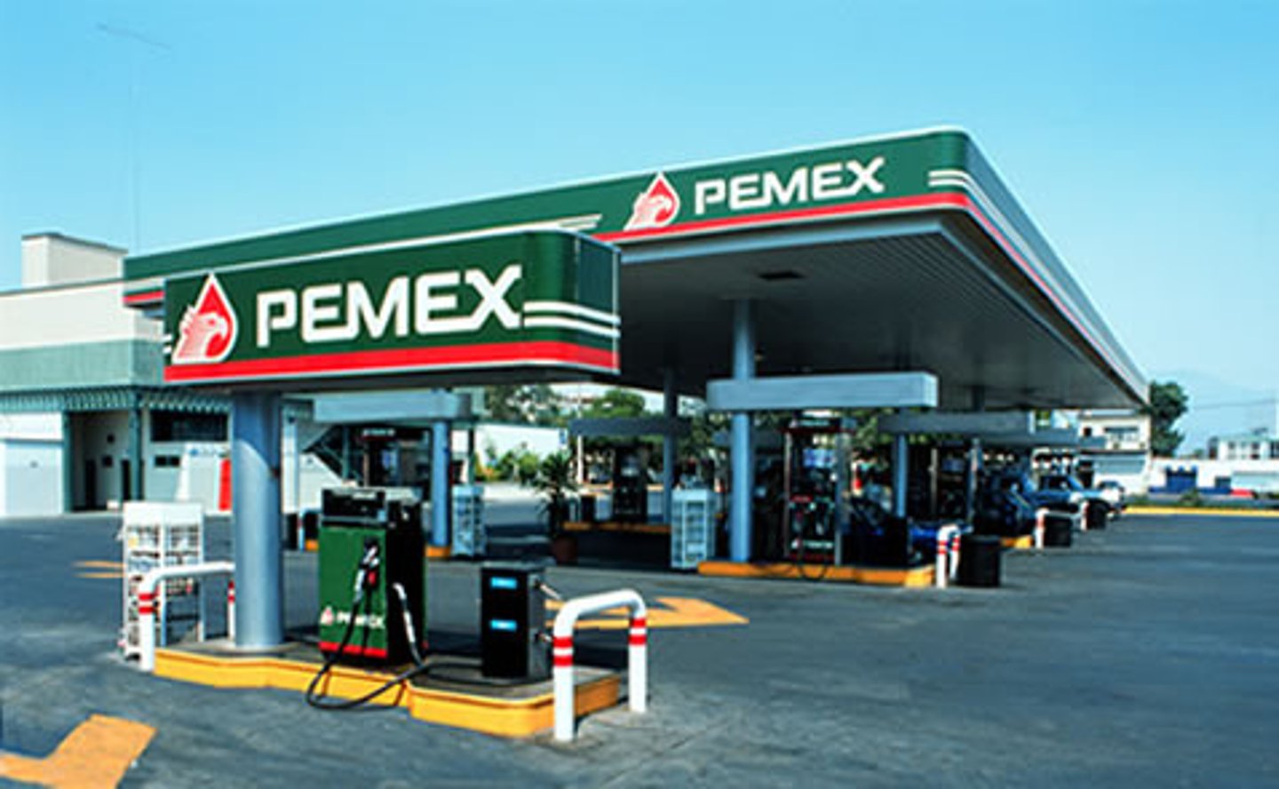 <p>service station, gas station</p>
