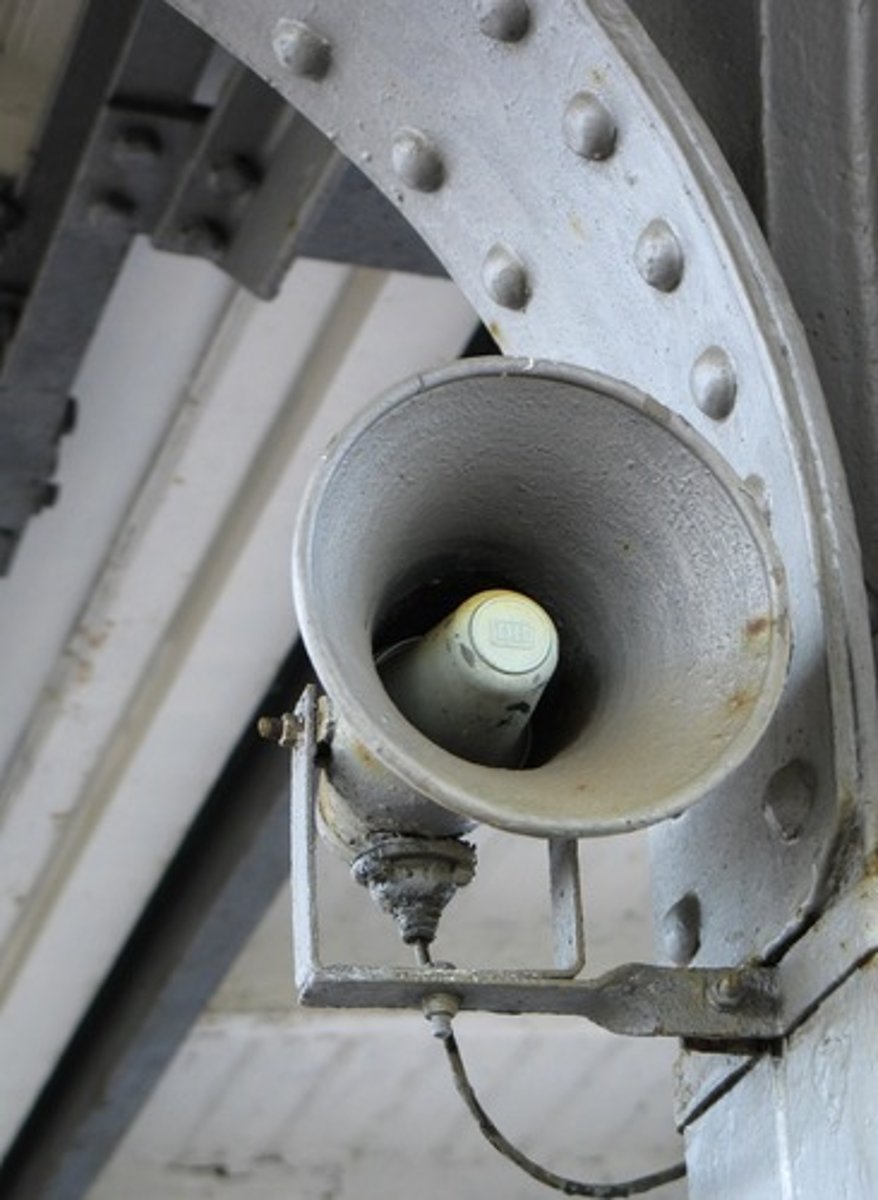 <p>(n) loa phóng thanh</p><p>(e.g: my name were called over the loudspeaker)</p>