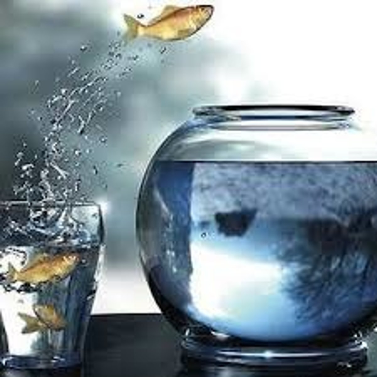 <p>mở rộng vượt ra ngoài, vượt quá</p>