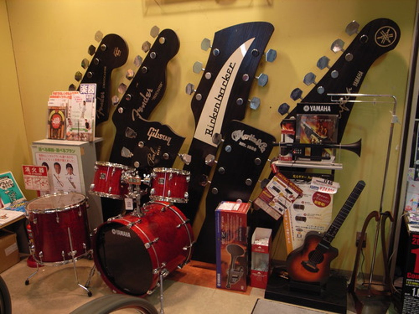 <p>/ˈmjuːzɪkl ˈɪnstrʊmənt/ • Phrase • An object that produces musical sounds when played • Nhạc cụ • The museum displayed various traditional musical instruments.</p>