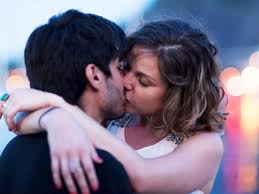 <p>Beso</p><p>Nos besamos en el altar</p>