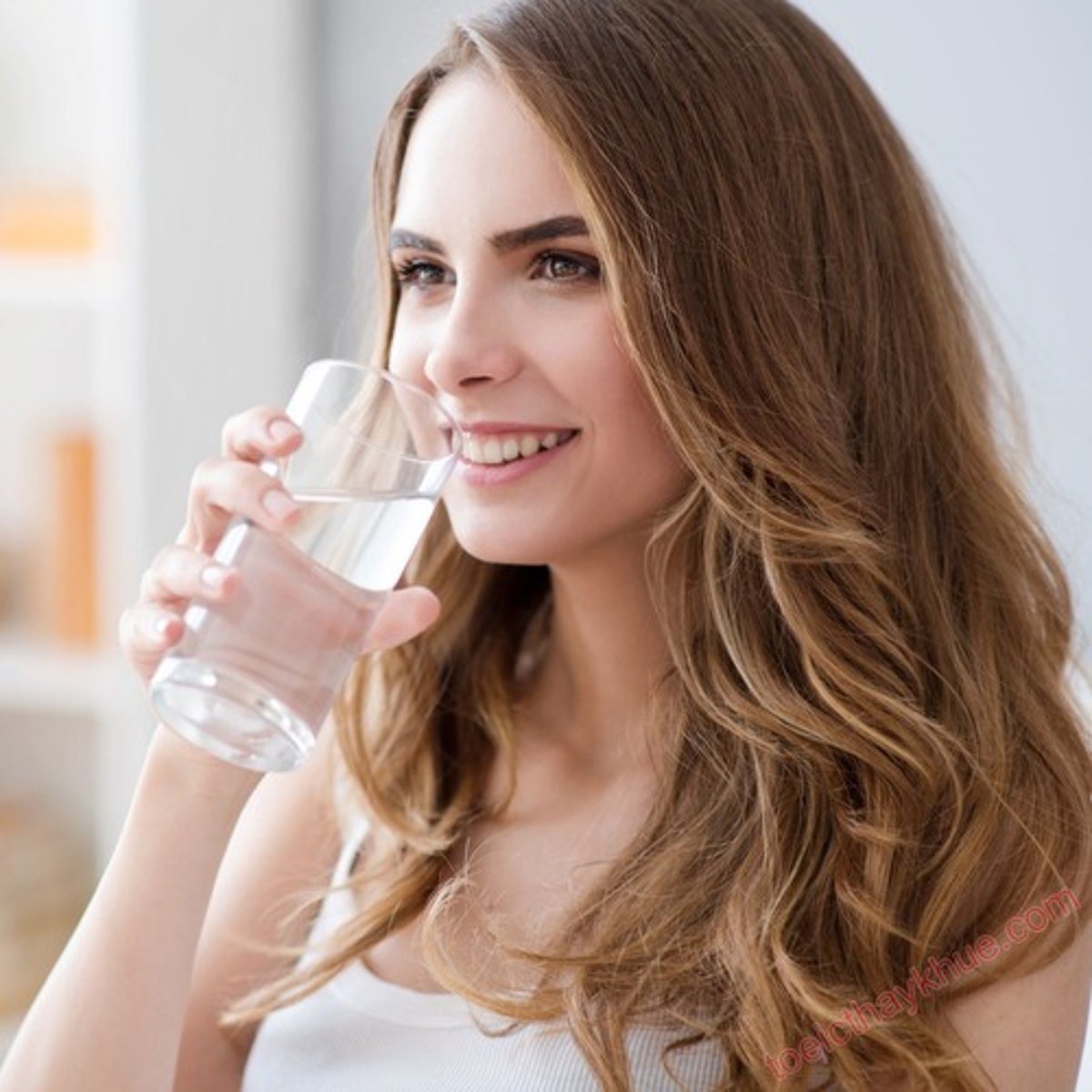 <p>uống nước từ cái ly</p>