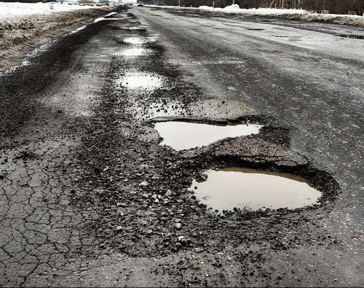 <p>Нерівний , вибоїстий  </p>