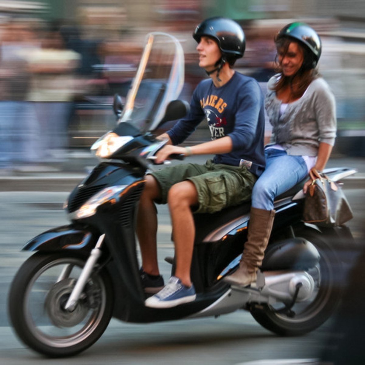 <p>to go by scooter/moped</p>