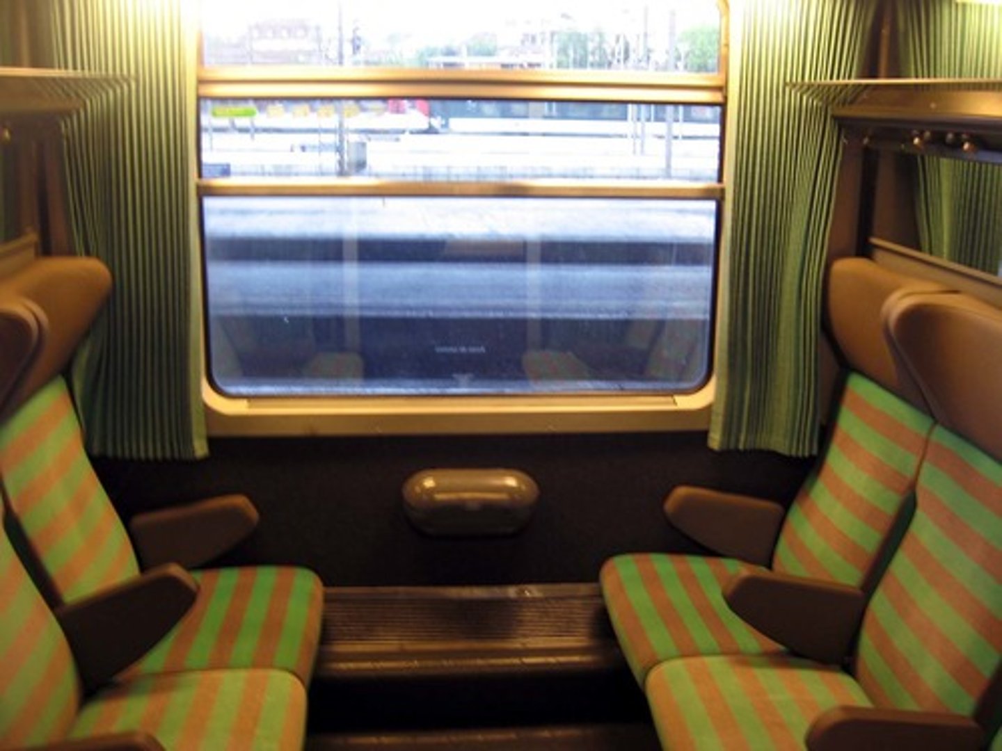 <p>train compartment</p>