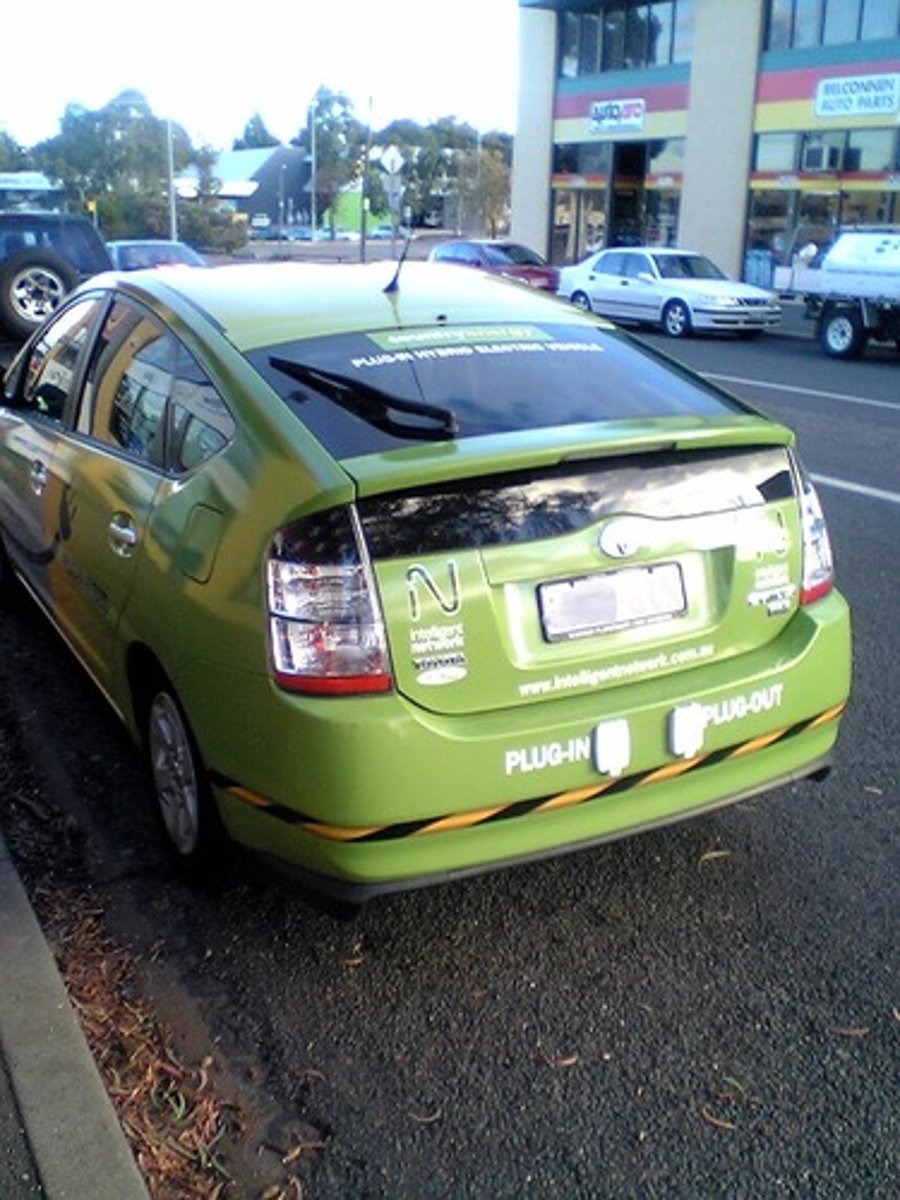 <p>vehicles that have both an electric motor and an internal combustion engine, increasing fuel efficiency. Breaking system charges the battery that powers the electric motor, so they do not have to be plugged in to charge.</p>