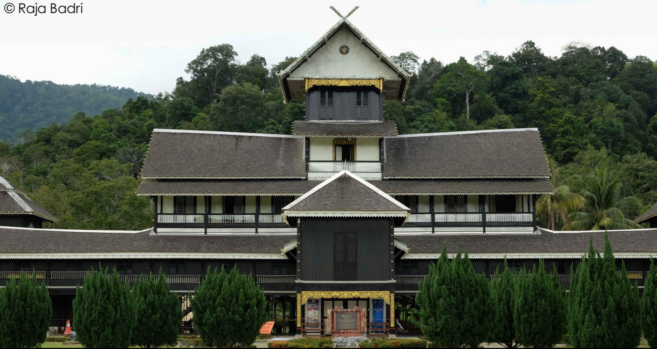 <p><span>Last Malay timber palace built in 1902 to 1908. Known for its Minangkabau influence and the silang gunting or gable horns</span></p>