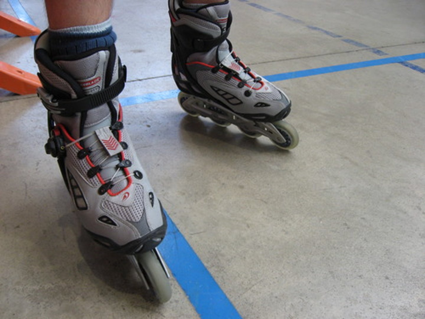 <p>to (inline) skate</p>