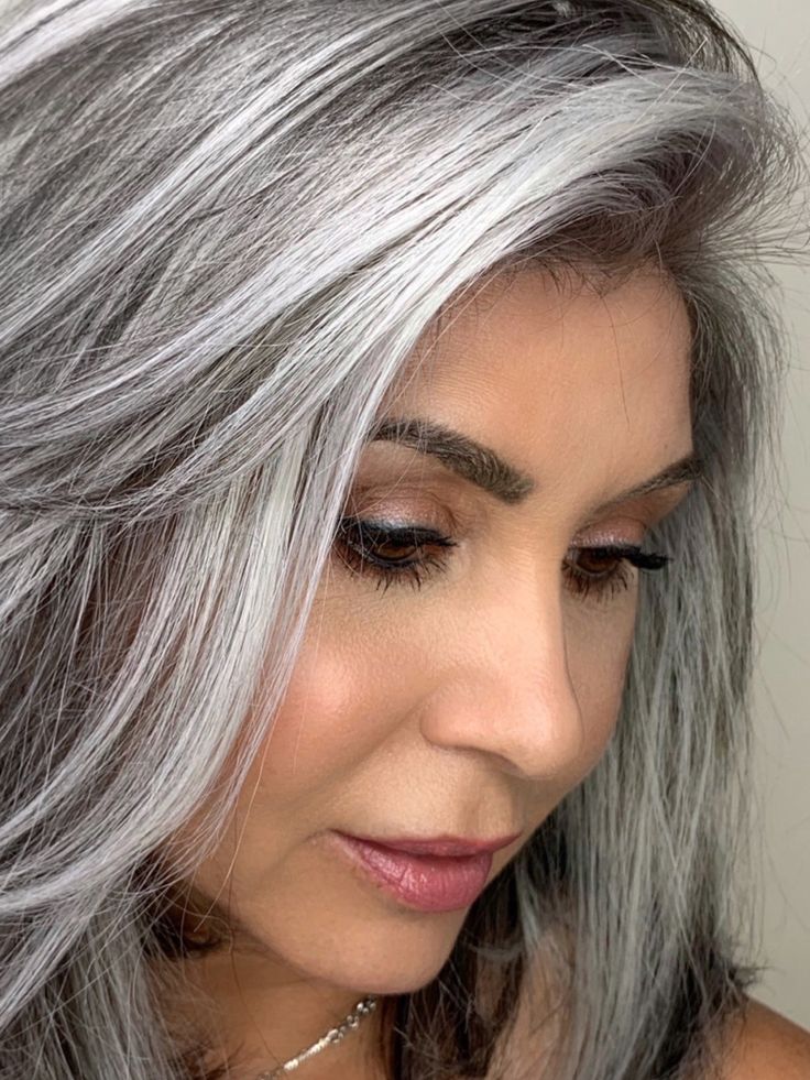 <p><br><span>grey hair</span></p>