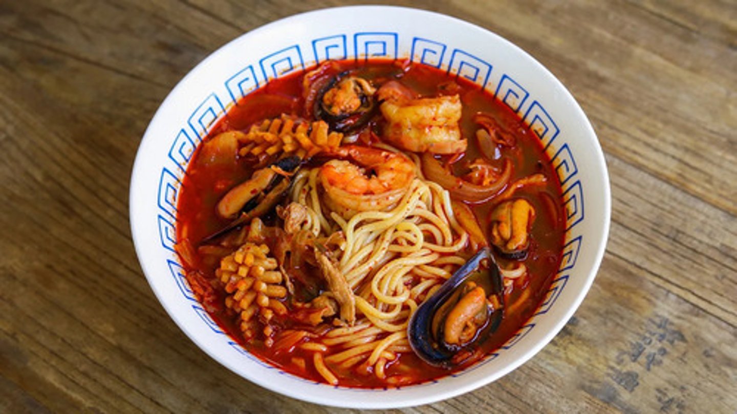 <p>fideo con caldo picante de marisco</p>