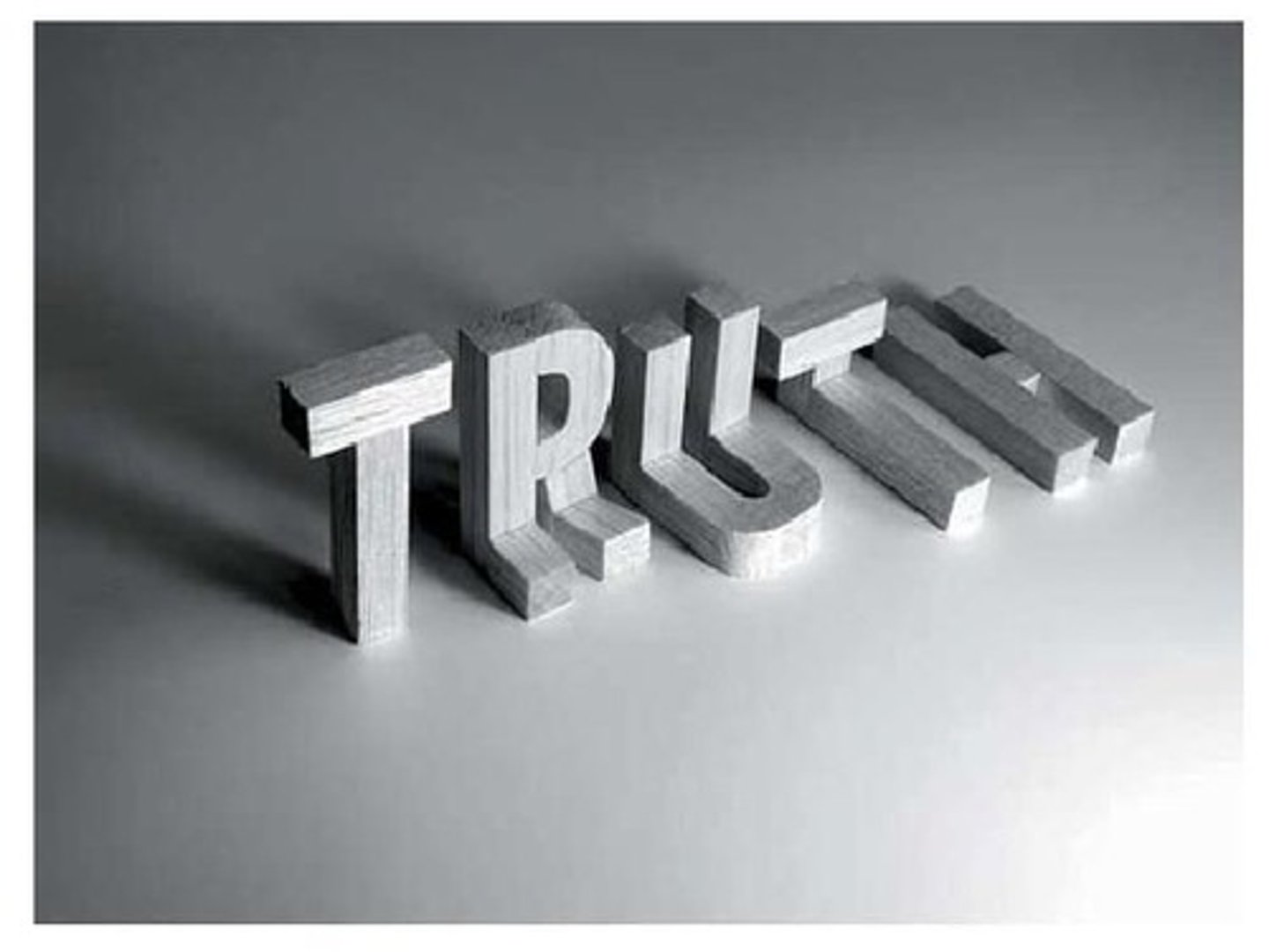 <p>to change the shape or sound of something so that it seems strange, or to change information so that it is not true: bóp méo, xuyên tạc.</p>