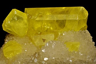 <p>ELEMENTI NATIVI: NON-METALLICI: ZOLFO:</p><p><strong>S</strong></p><ul><li><p>Rombico, comune, origina da processi sedimentari<br>Origina da processi sedimentari, attività vulcaniche</p></li></ul><p></p>