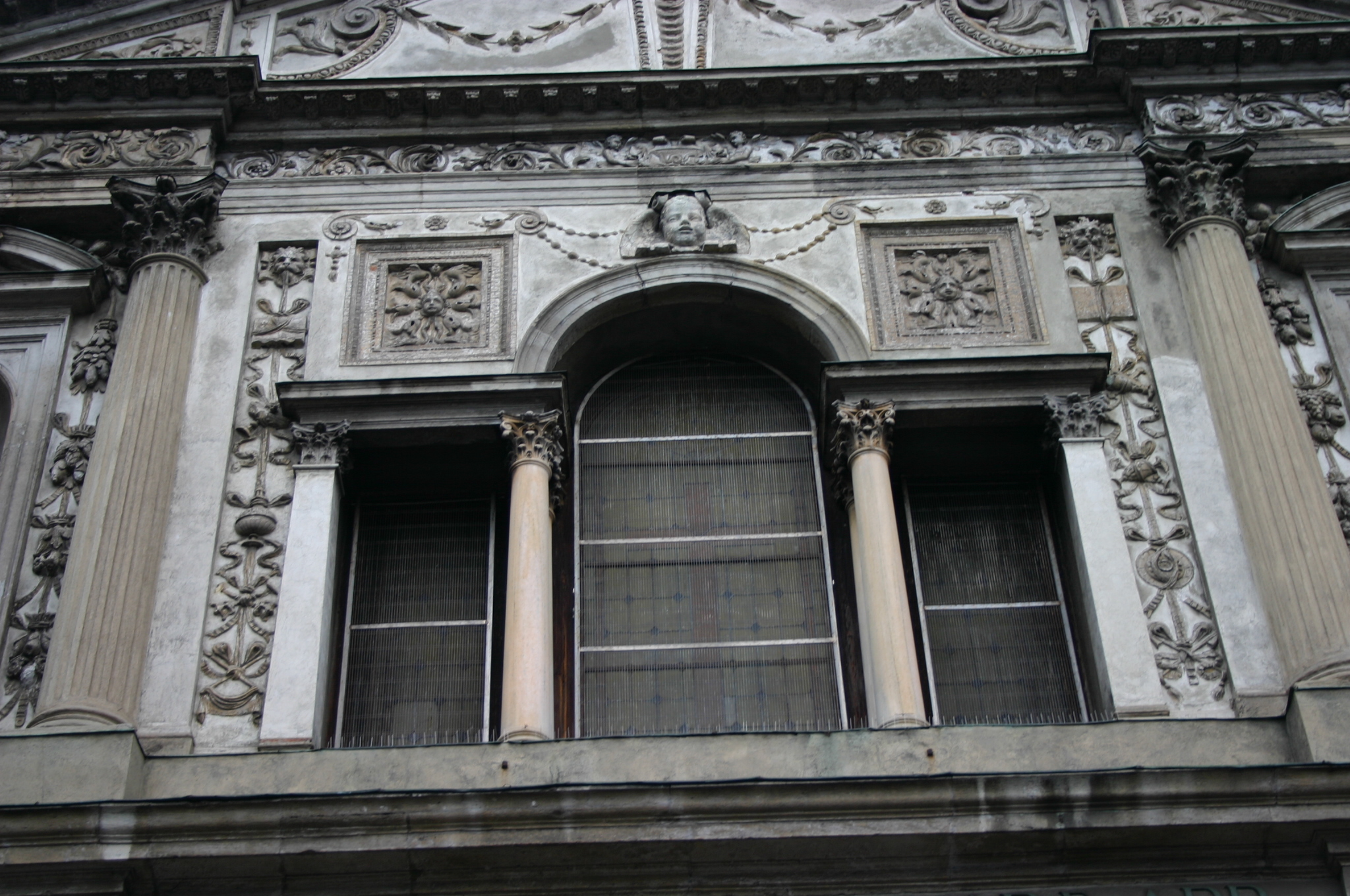 <p>Okno s dvěma sloupy a mezerami po stranách</p>