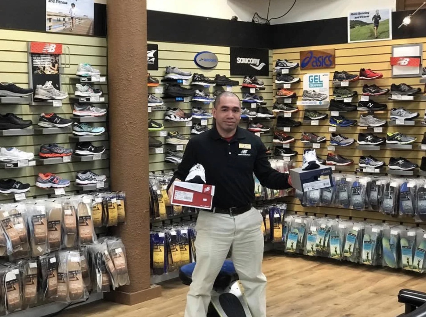 <p>la zapateria</p><p>Mi amigo compra unos zapatos bonitos en la zapatería</p>