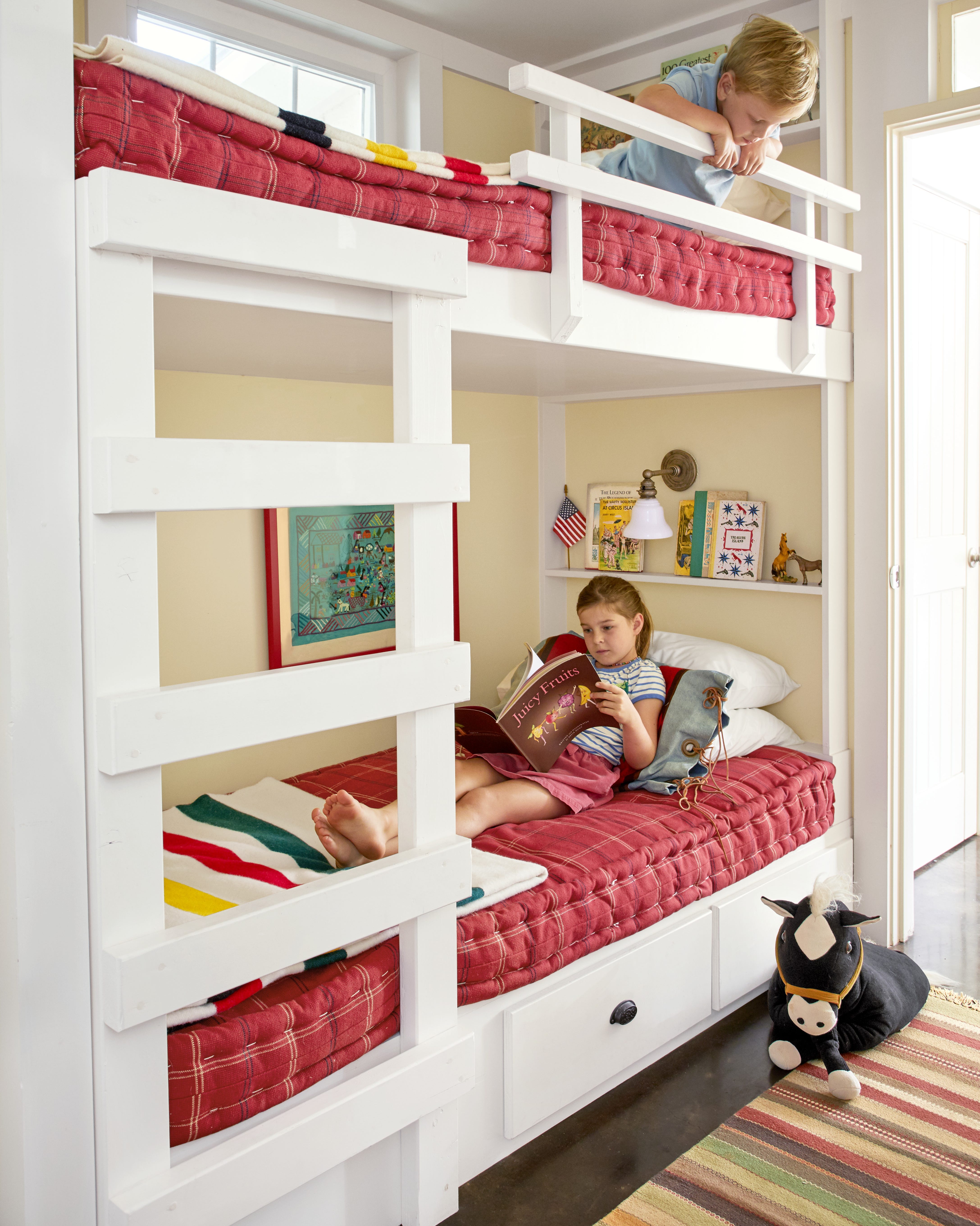 <p>dormir en una litera</p>