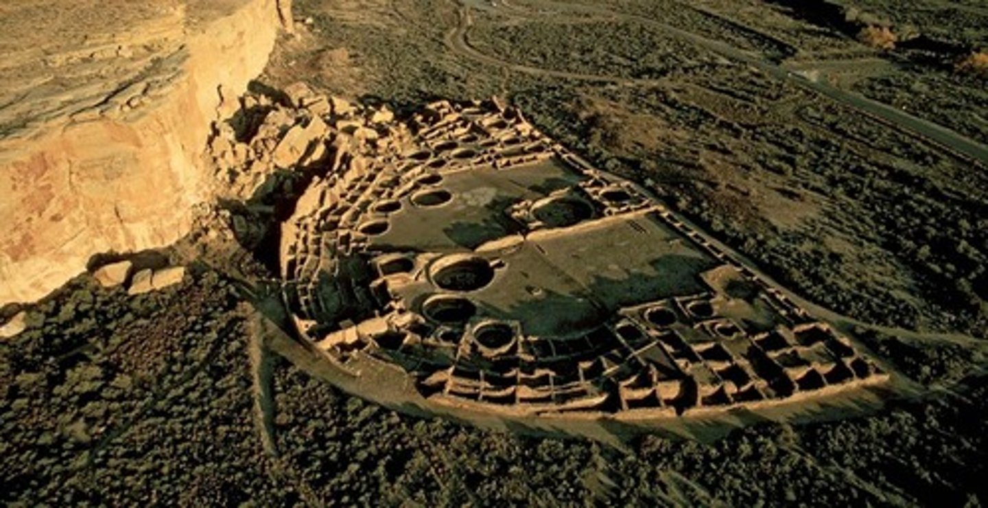 <p>(Anasazi )</p><p>Important ancient Anasazi Indian center in New Mexico that included a pueblo of six hundred interconnected rooms</p>