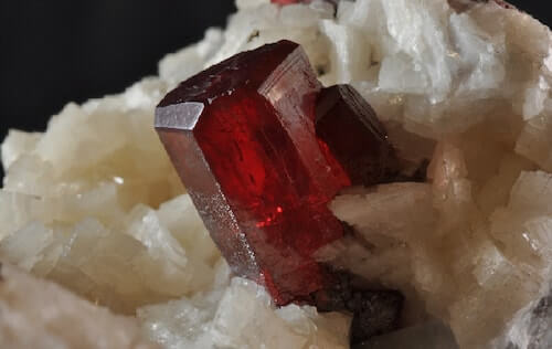 <p>Appartiene alla classe dei Solfuri</p><p><strong>HgS</strong></p><ul><li><p>Sistema trigonale</p></li><li><p>Ambienti idrotermali o vulcanici</p></li></ul><p></p>