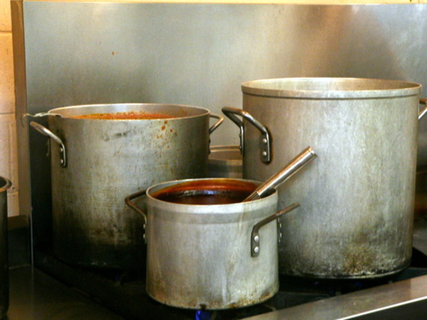 <p>the large pot</p>