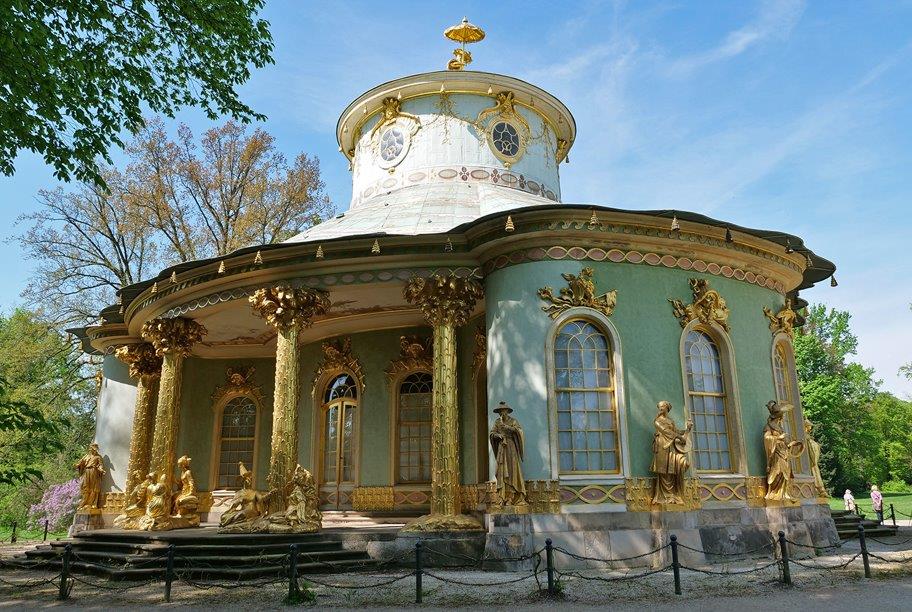 <p><span style="font-family: Calibri, sans-serif;"><span>Китайский чайный домик в дворцово-парковом ансамбле Сан-Суси, Потсдам; Германия </span></span><span><span>(Рококо)</span></span></p>