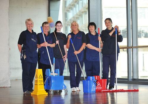 las personas que limpian
(cleaning staff)