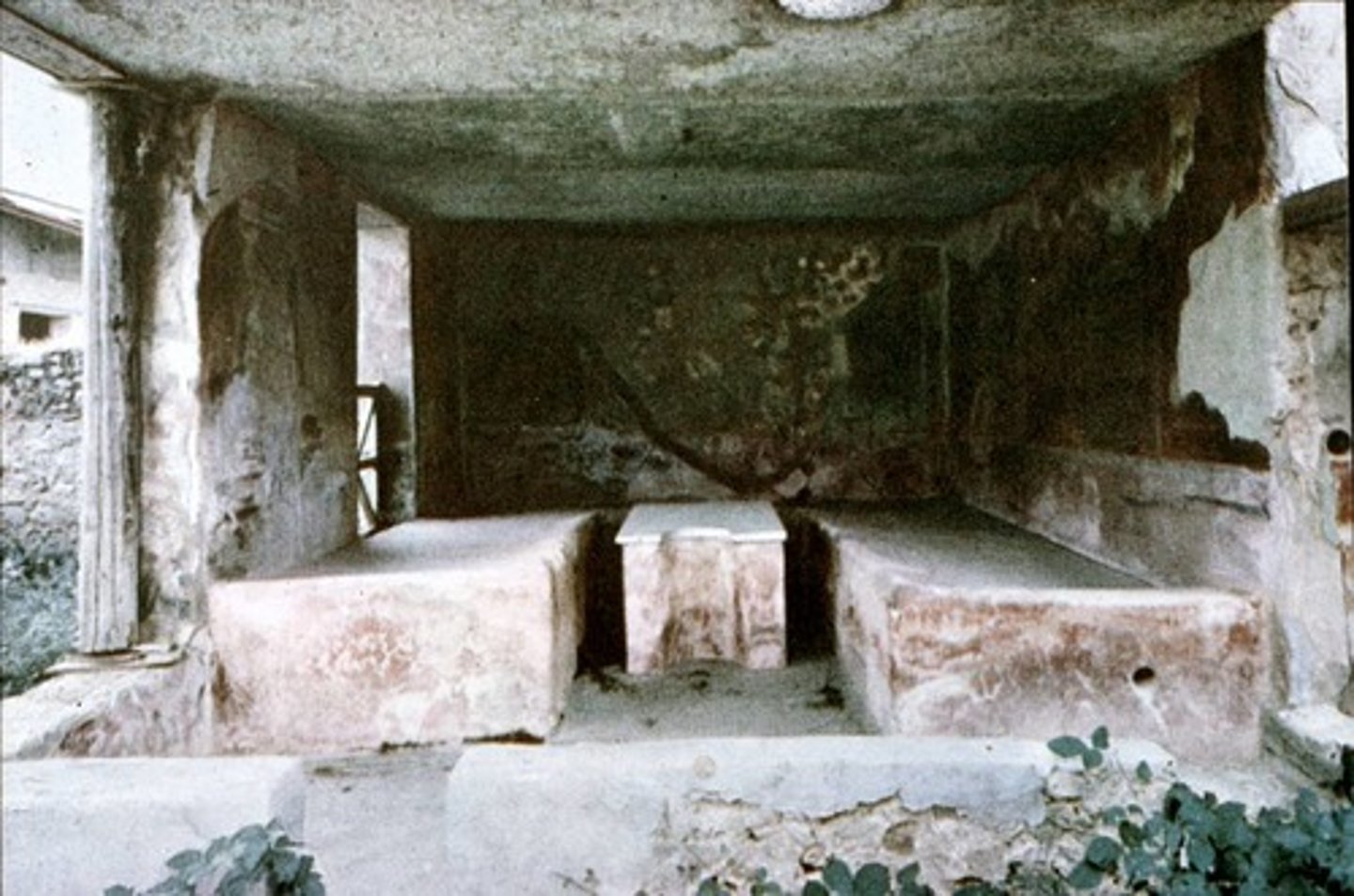 <p>Roman; 79 CE</p><p>Dining room</p><p>9 guests; arranged in order of importance</p><p>Had slaves at the top pouring water down</p>