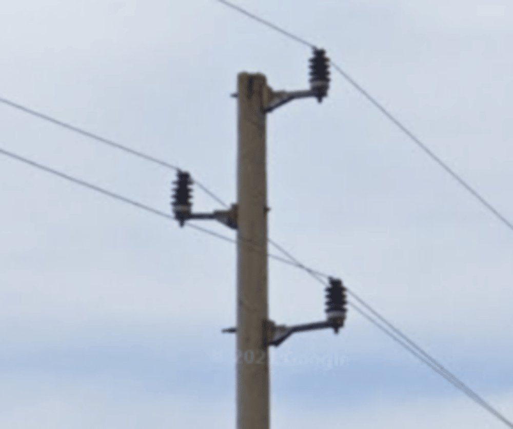 <p>Alternating pole tops shaped like upward facing hooks</p>