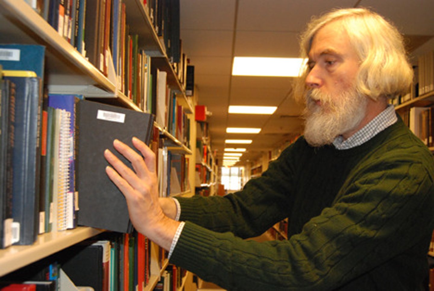 <p>lùi lại; trả thứ gì về đúng vị trí; cản trở, ngăn cản</p><p>Để lại chỗ cũ</p><p>Ví dụ: "Please put the dictionary back on the shelf."</p><p>(Làm ơn hãy để cuốn từ điển lại chỗ cũ trên giá sách.)</p><p>Lùi lịch / Trì hoãn</p><p>Ví dụ: "The meeting has been put back to next Friday."</p><p>(Cuộc họp đã được lùi lại sang thứ Sáu tới.)</p>