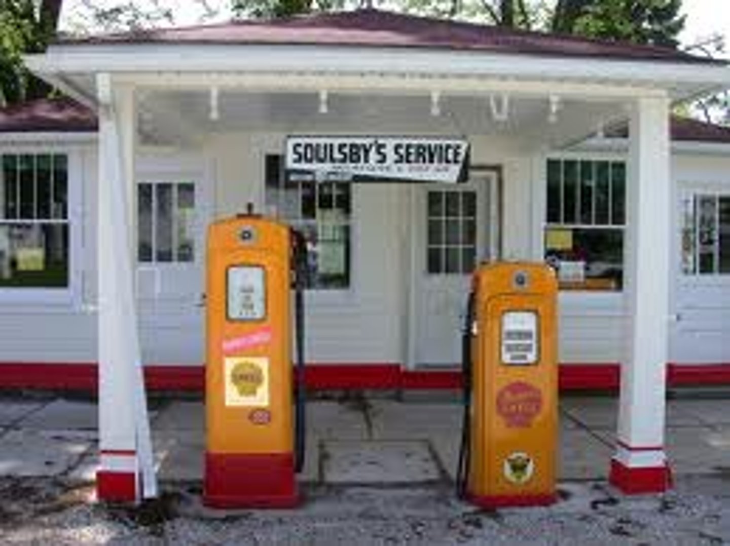 <p>the service station, the service stations</p>