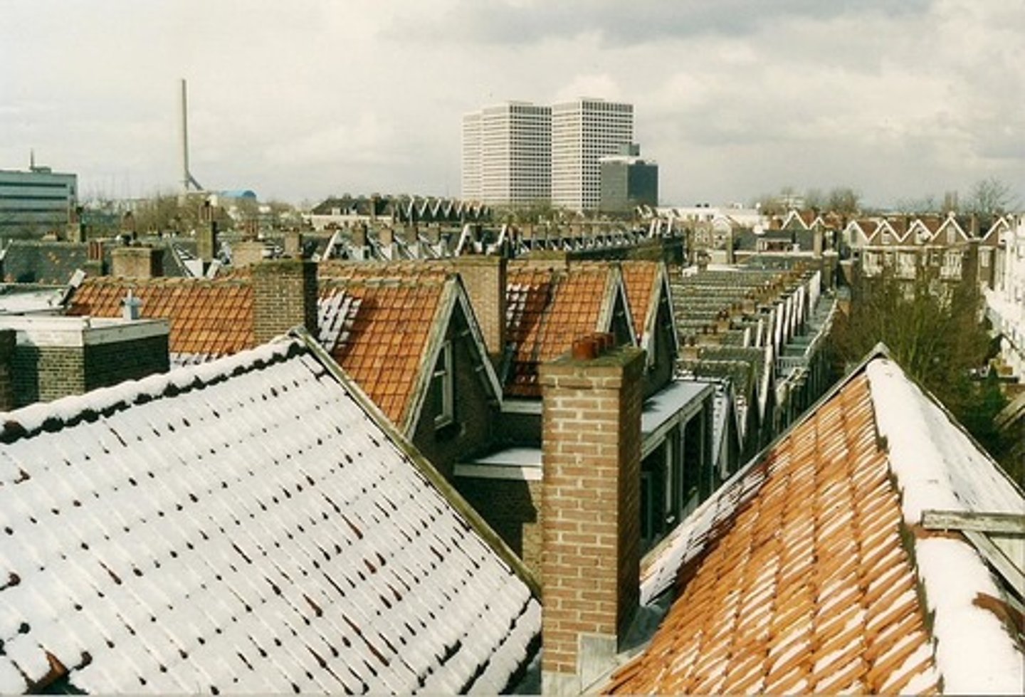 <p>(n) /ˈruːftɑːp/ the outside part of the roof of a building</p><p>Ex: From the hill we looked out over the rooftops of Athens.</p>