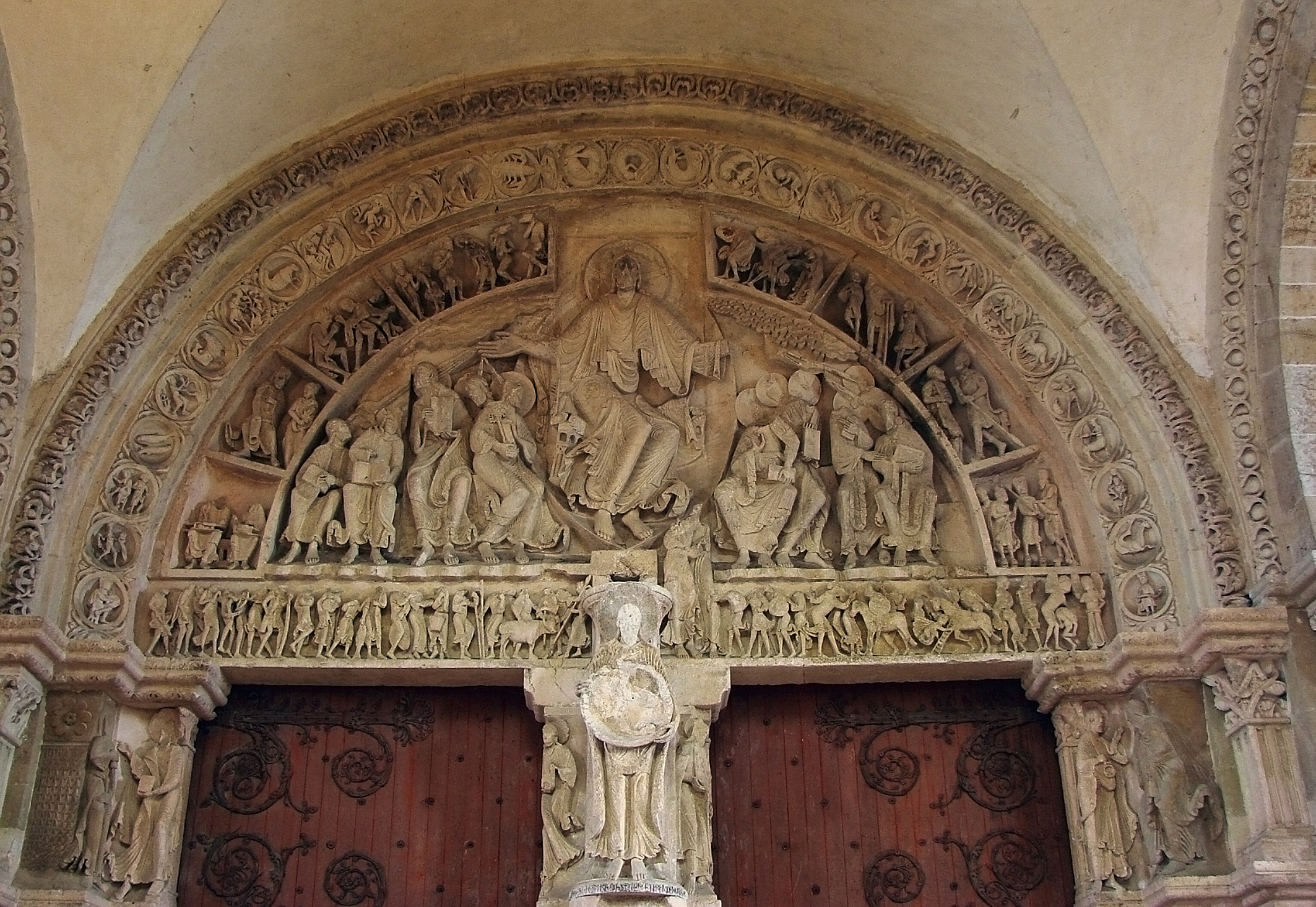 <p>In medieval and later architecture, the area over a door enclosed by an arch and a lintel, often decorated with sculpture or mosaic.</p>