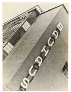 <p>Transition to Dessau due to lack of public funding, leading to architectural and communication evolution in the movement.</p>