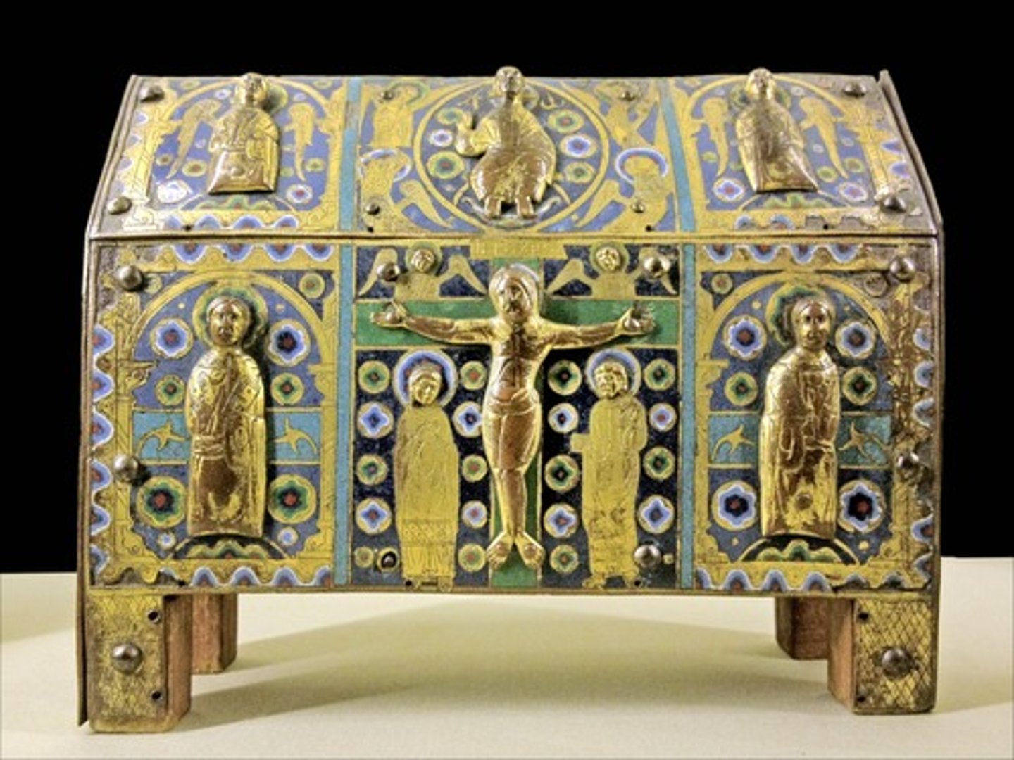 <p>(for metals) having areas separated by metal and filled with colored enamel and fired; enameling/metal technique</p>