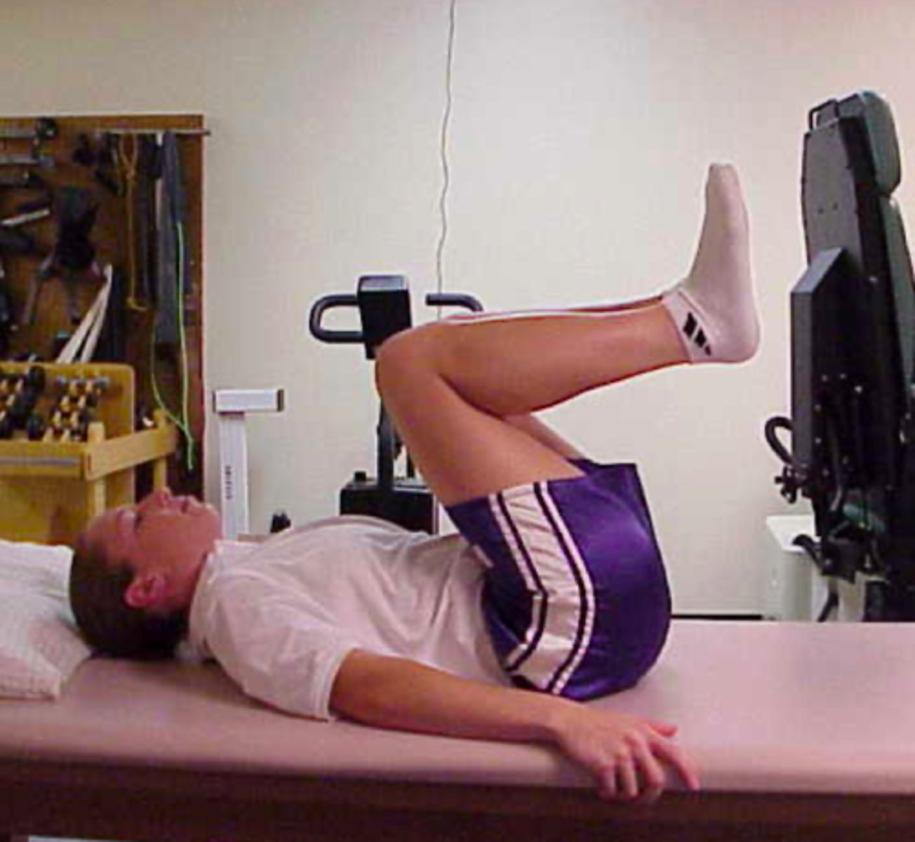 <p>leg at a time to pull into the chest→diaphragmatic breathing→move one leg at a time down</p>